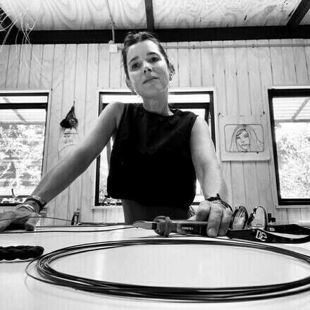 MERCADO PRIMAVERA: "Flores en Alambre: Invocando la primavera" junto a Andrea Errazuriz