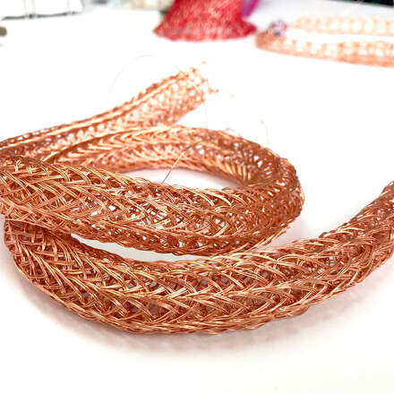 Introducción al tejido en metal a telar tubular junto a Atis Sáez Joyería 