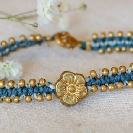 Pulsera de macramé con aplicación en bronce junto a Joyas Moondo 