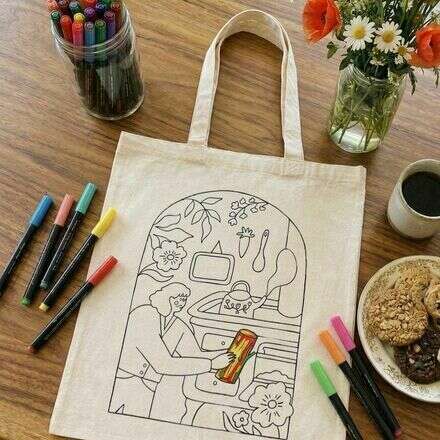 Junta coloring en totebag junto a The Color Shop 