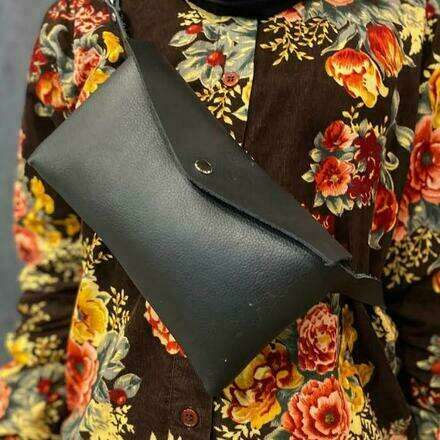 Taller crea un banano de cuero negro junto a Ns Leather 