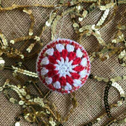 Adornos de navidad DIY a crochet junto a Cordelia 