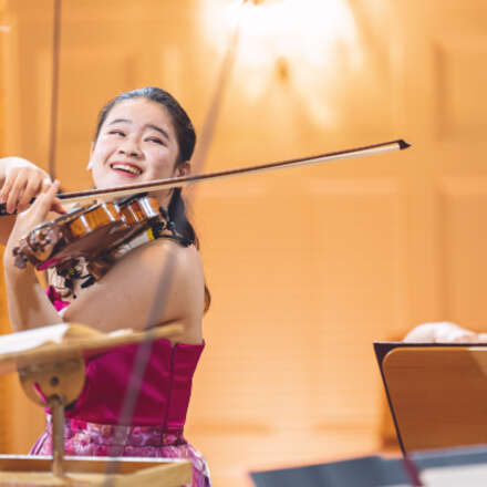 Orquesta Sinfónica UNAB “Llegamos con la música”. Solista invitada: Hina Maeda – Violín (Japón)