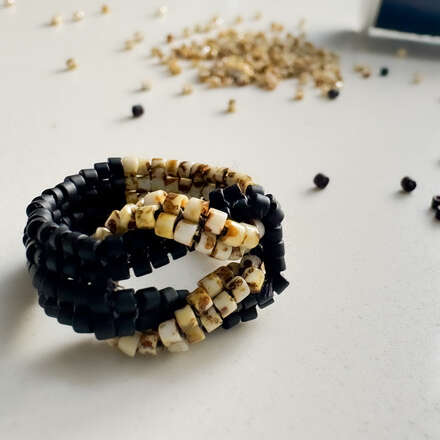 Taller anillo llano junto a Sin Enredos 