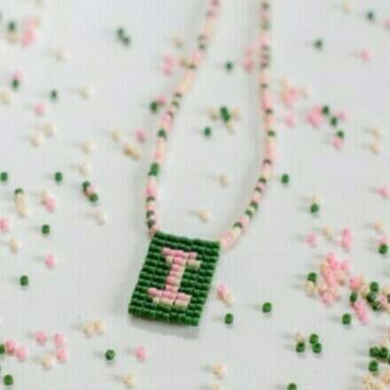 Taller Collar de letra con mostacillas por @wara.diseno