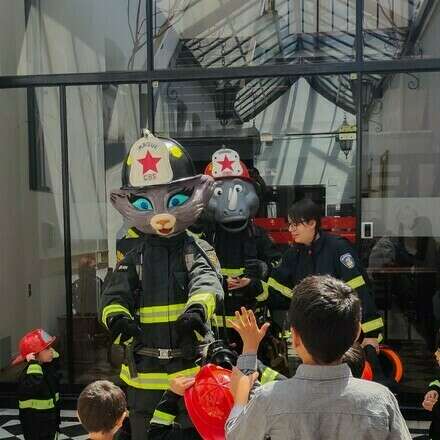 Educación contra incendios con Claxon, el rinoceronte bombero por Museo de Bomberos/ Sábado 9, 13:00 hrs. 