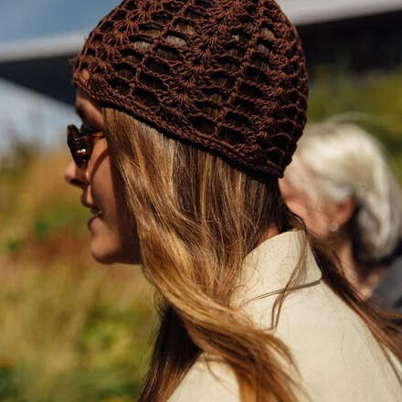 Teje tu casquete de moda junto a Cordelia 
