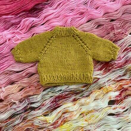 Tiny Sweater tejidos a palillos junto a Woolnpurr y Tienda Cordelia 