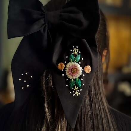 Aprende a bordar tu lazo coquette junto a Sin Enredos 