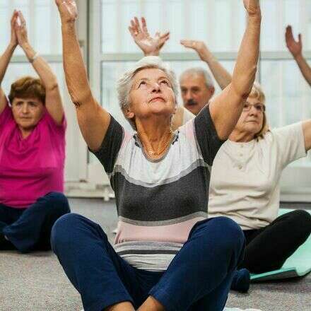 TALLER "VITALIDAD EN TUS MANOS". Taller de posturas de yoga y aplicación de auriculoterapia para adulto mayor.  