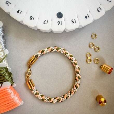 Crea tu pulsera en Kumihimo junto a Sin Enredos 