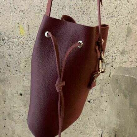 Crea tu bolso de cuero burdeo junto a Ns Leather 