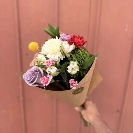 Taller armado de ramo de flores fresas de temporada junto a El Florista 